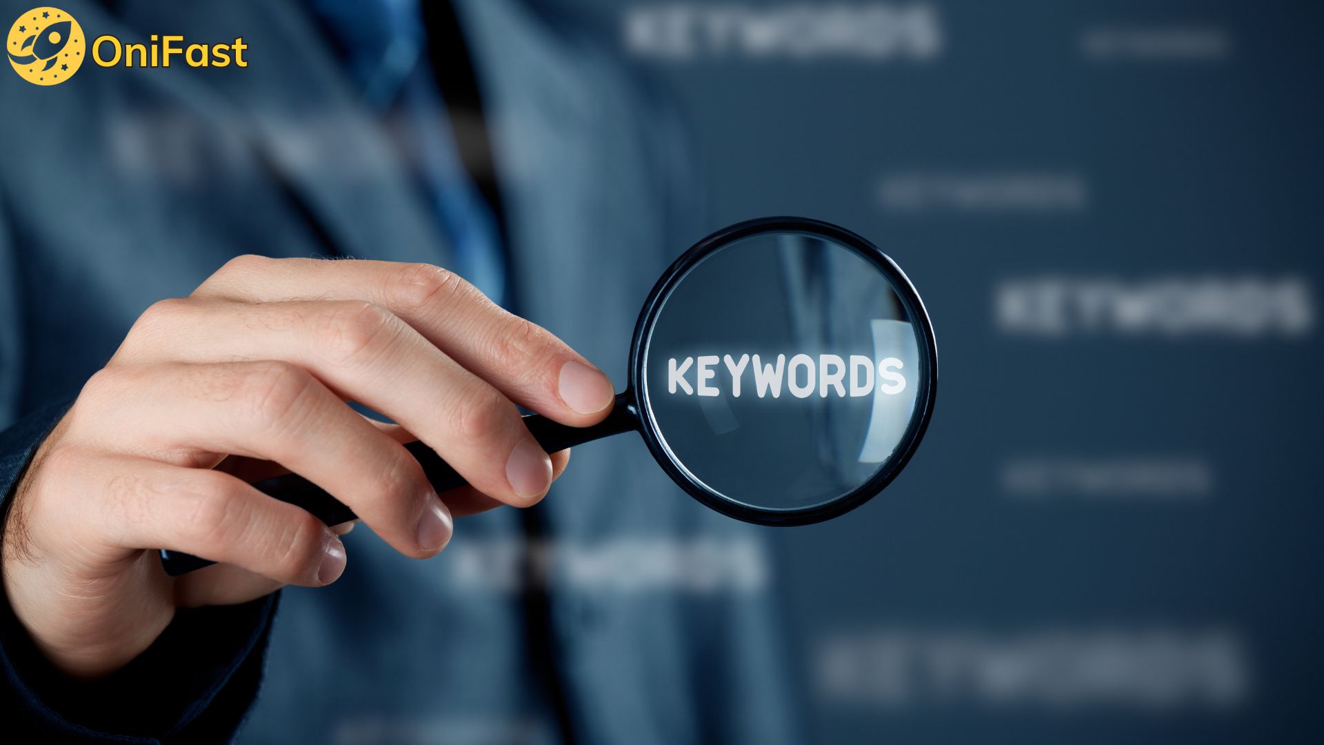 Các công cụ như Google Keyword Planner, Ahrefs, SEMrush, hoặc Ubersuggest là những trợ thủ đắc lực giúp bạn khám phá những từ khóa tiềm năng.